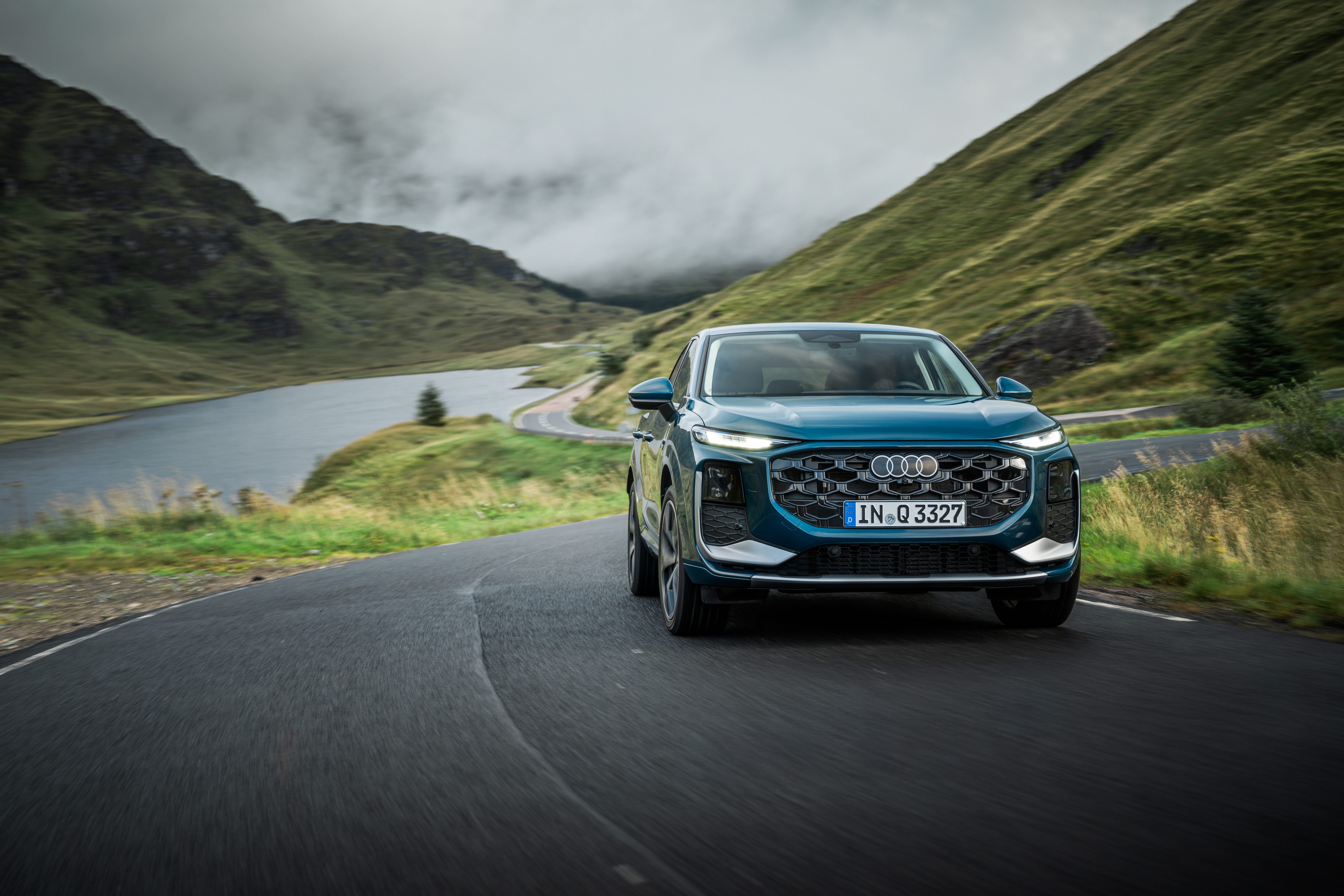 AUDI Q3 σε χρώμα μπλε μεταλλικό, δυναμική φωτογραφία σε εξωτερικό χώρο, μπροστινή όψη