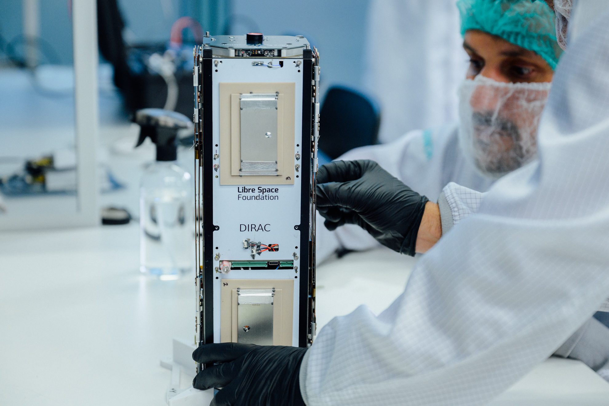 Άνθρωποι της Libre Space Foundation δουλεύουν πάνω στον δορυφόρο DIRAC για το πρόγραμμα Phasma