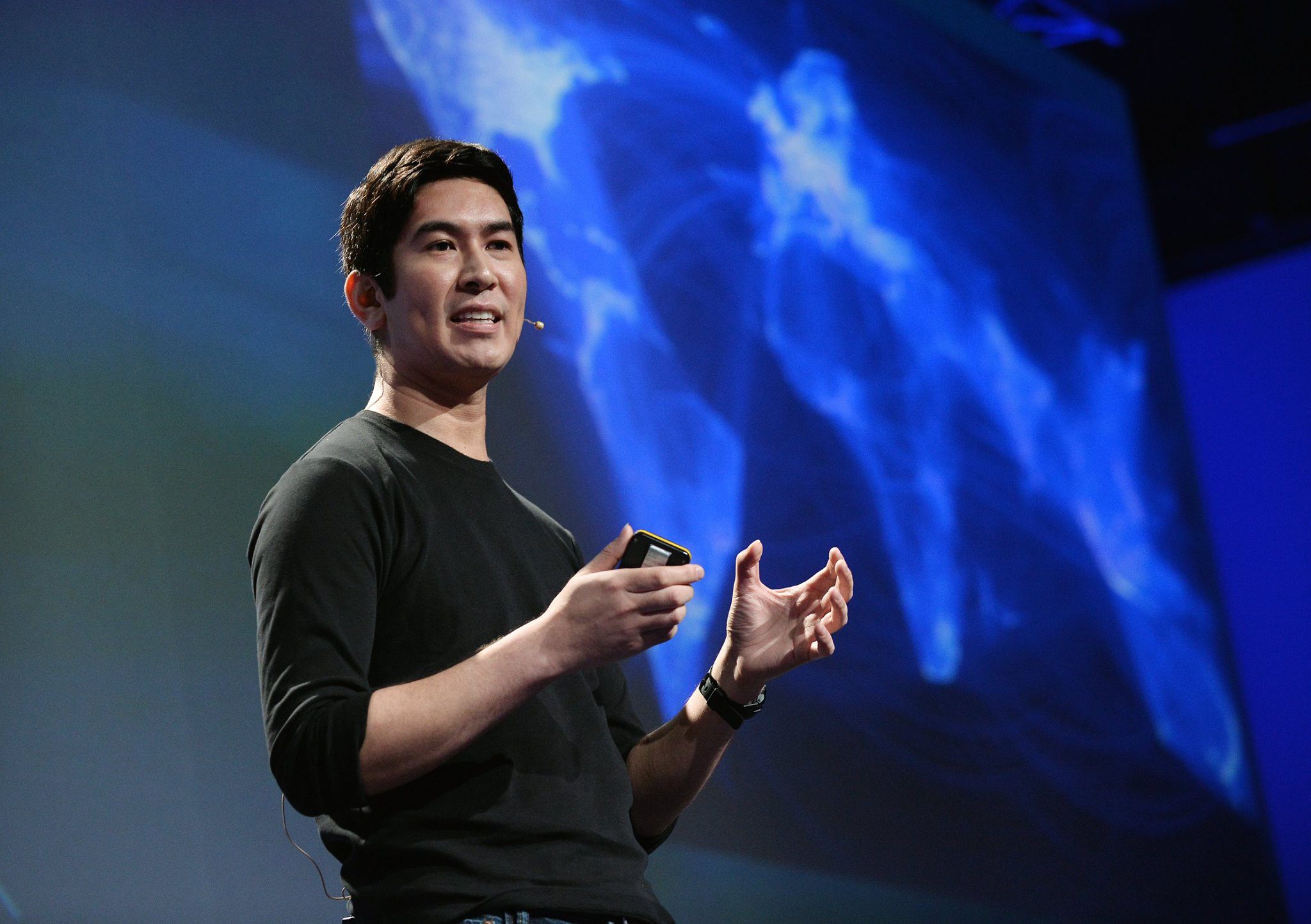 Ο Ντεξ Χάντερ-Τόρικ σε διάλεξη σε μια αίθουσα με μπλε φόντο