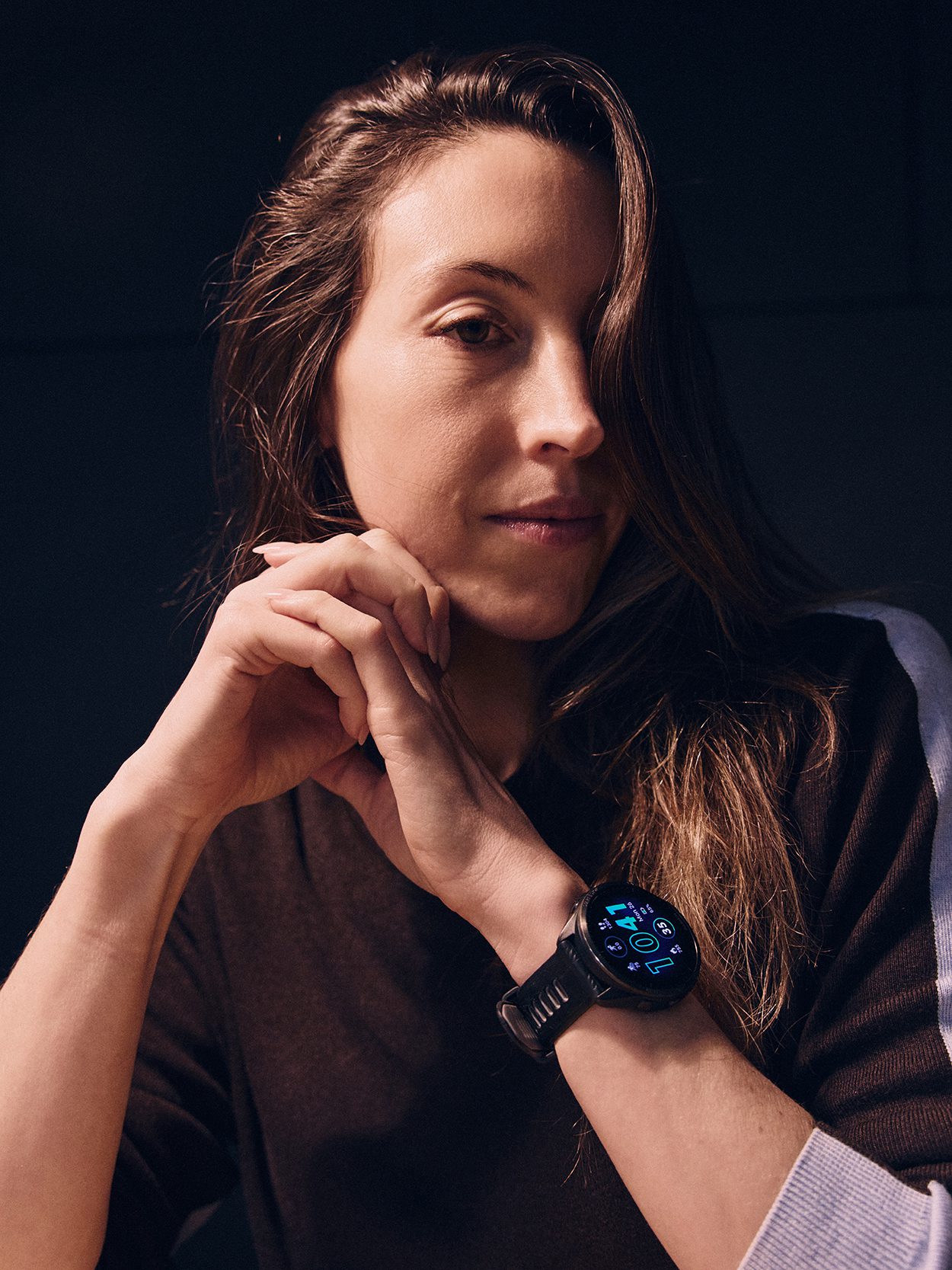 Πορτρέτο της Λώρα Μοδιάνο με σταυρωμένα χέρια στο πηγούνι