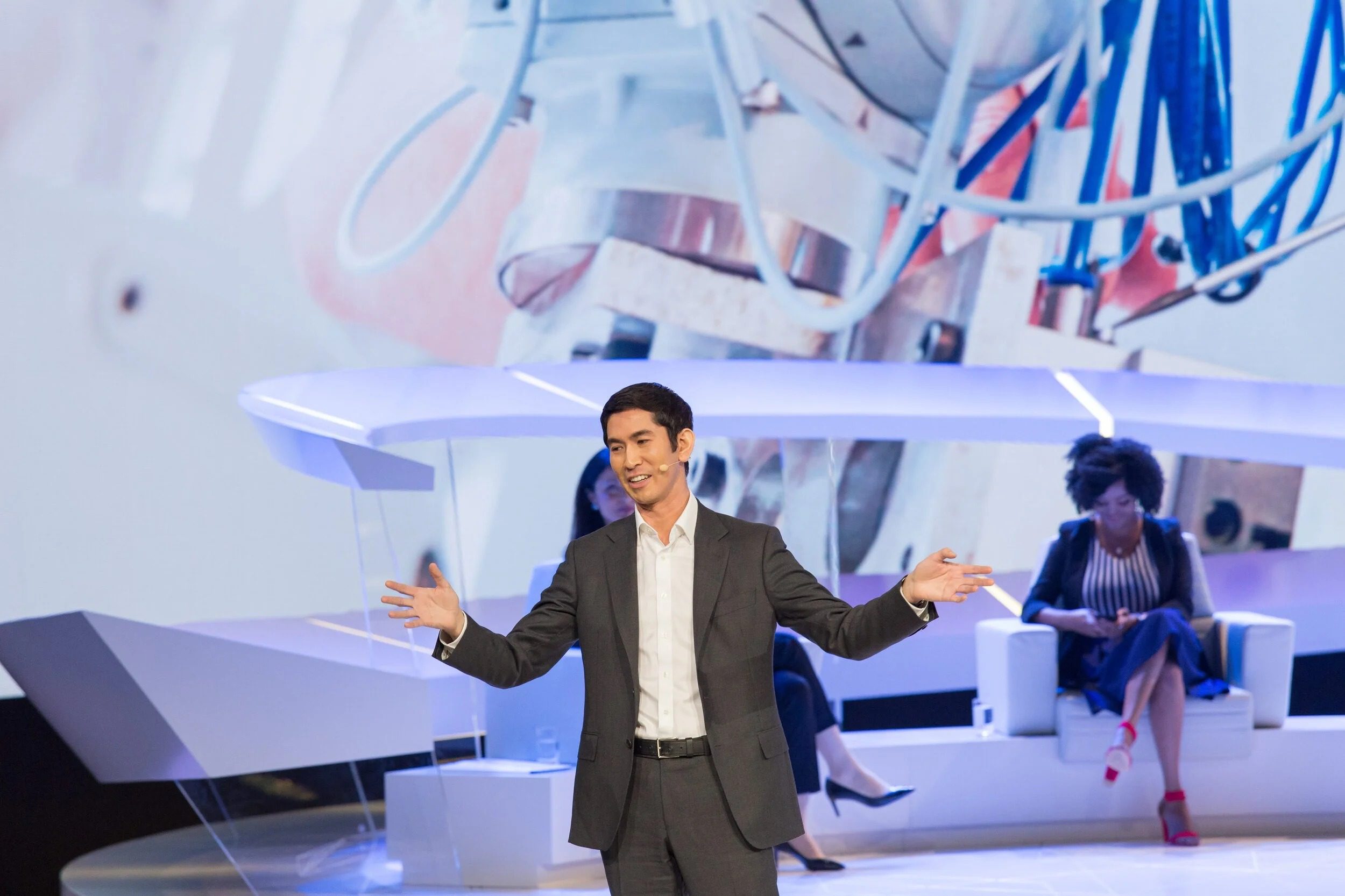 O Ντεξ Χάντερ-Τόρικ κάνει διάλεξη με ανοιχτά χέρια.