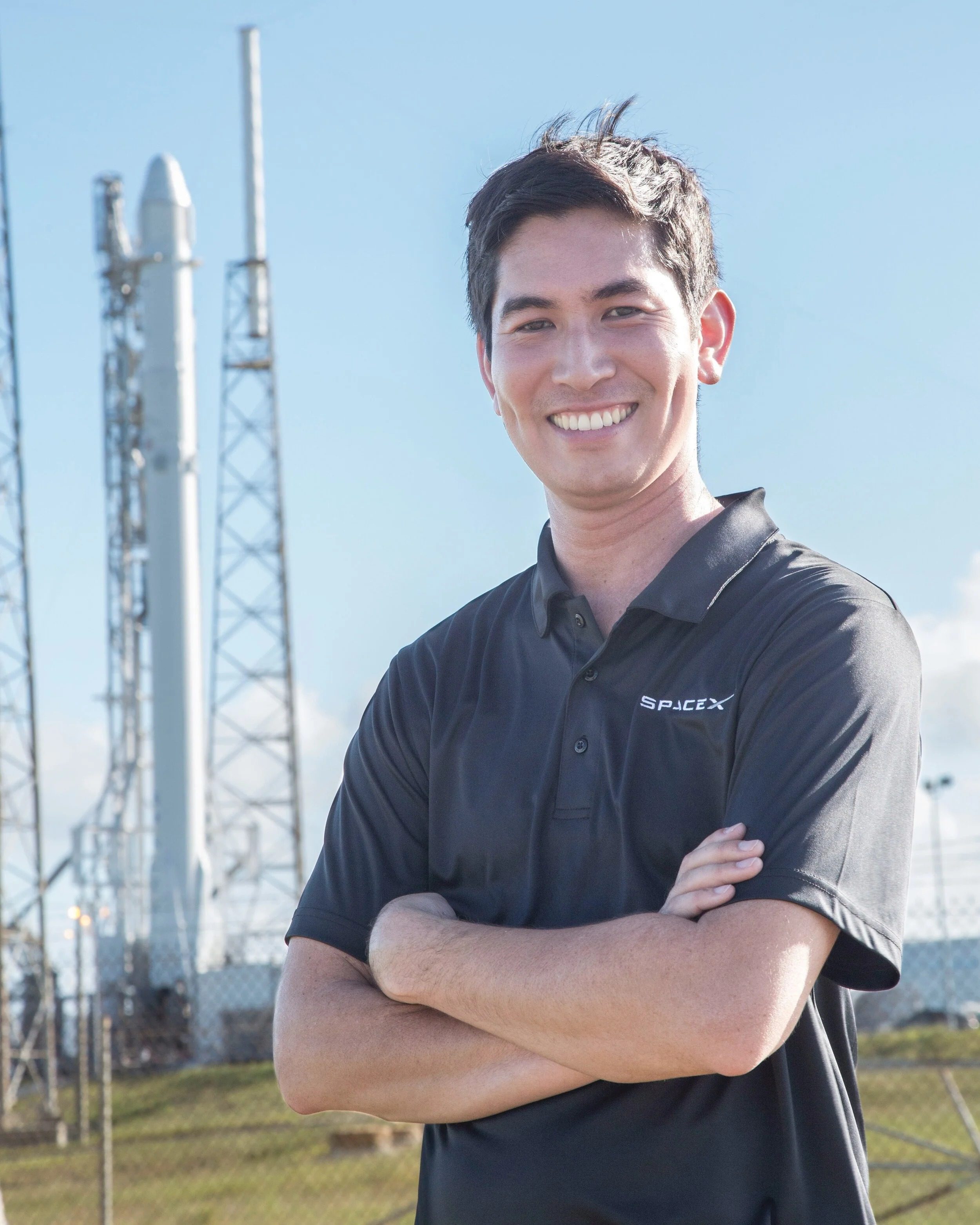 Ο Ντεξ Χάντερ-Τόρικ όταν εργαζόταν στην Space X με φόντο έναν διαστημικό πύραυλο
