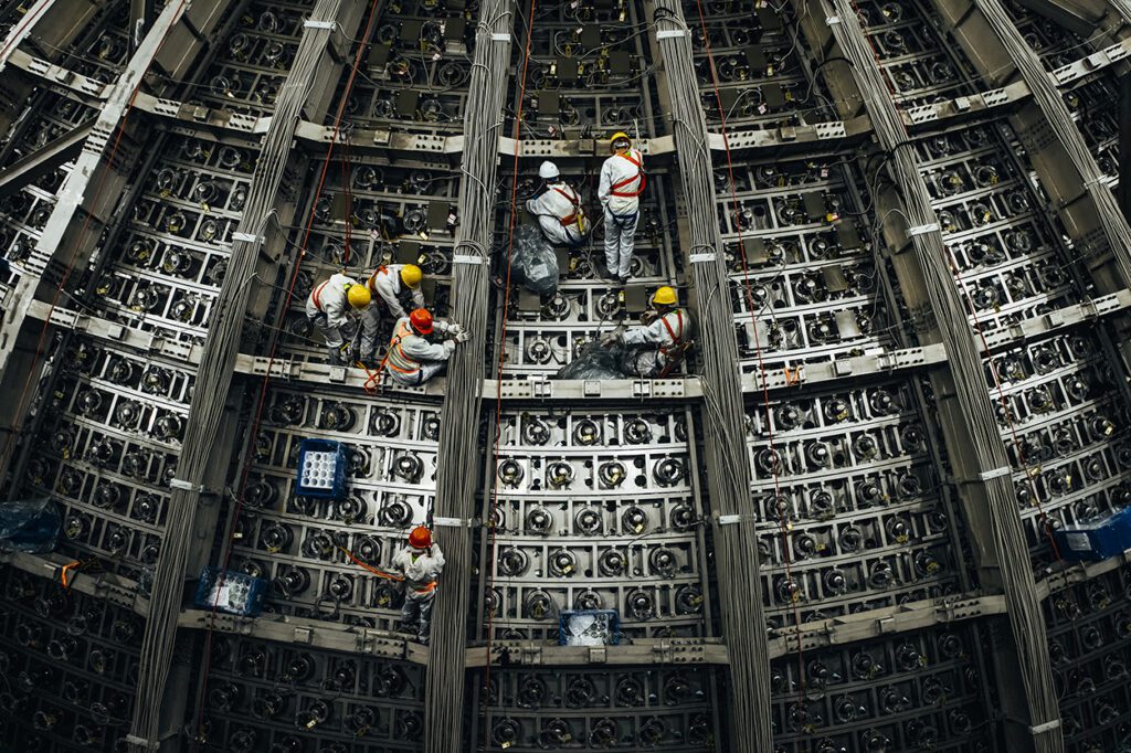 Εργάτες στο εργοτάξιο του ανιχνευτή νετρίνων νέας γενιάς της Κίνας, του Υπόγειου Παρατηρητηρίου Νετρίνων Τζιανγκμέν (JUNO)