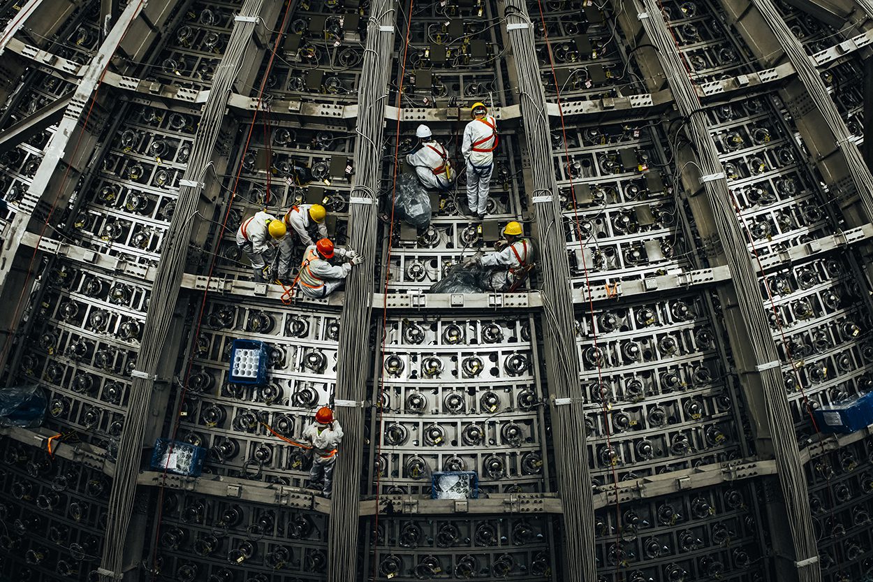 Εργάτες στο εργοτάξιο του ανιχνευτή νετρίνων νέας γενιάς της Κίνας, του Υπόγειου Παρατηρητηρίου Νετρίνων Τζιανγκμέν (JUNO)