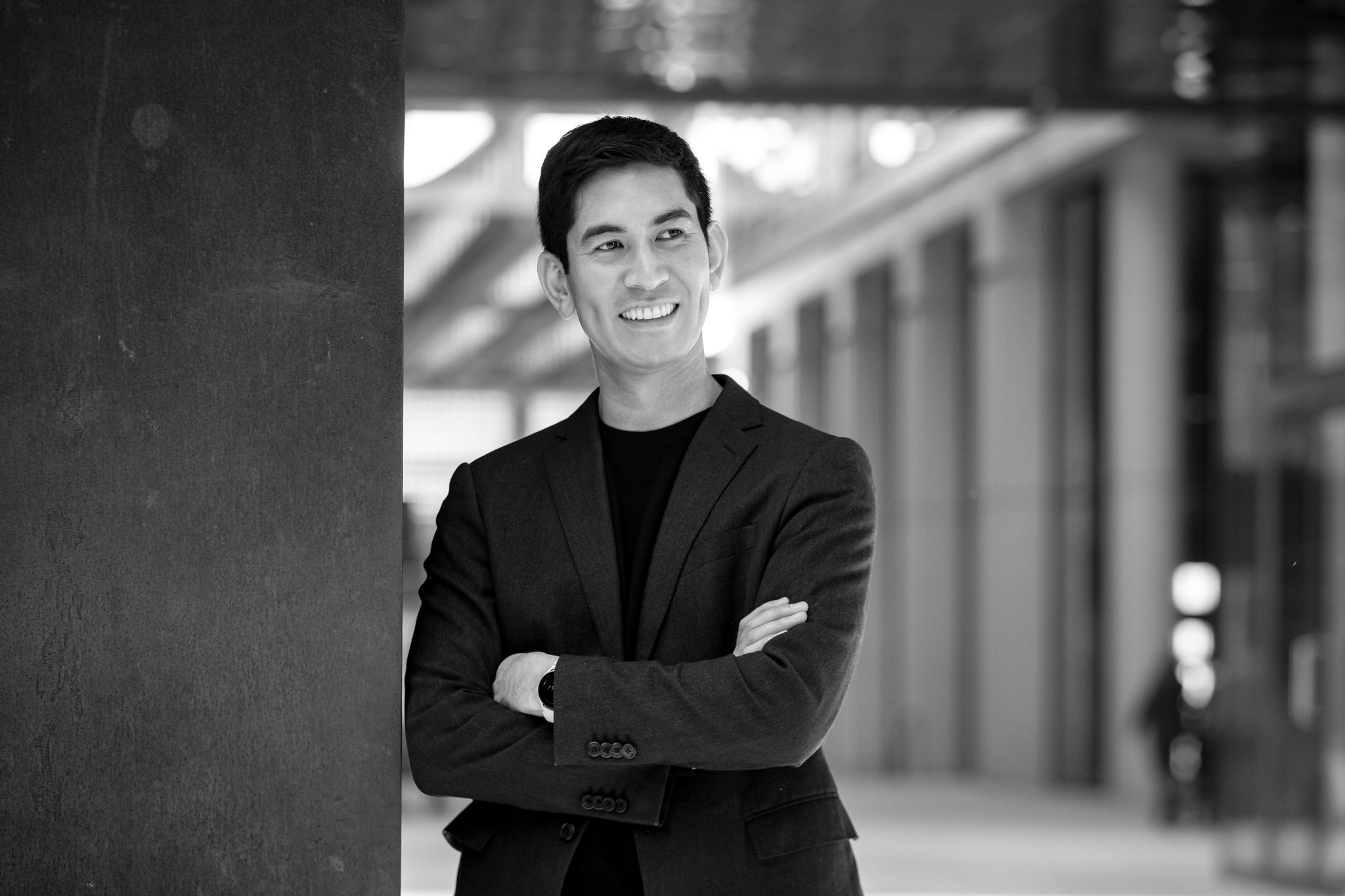 Ασπρόμαυρο πορτρέτο του Ντεξ Χάντερ-Τόρικ