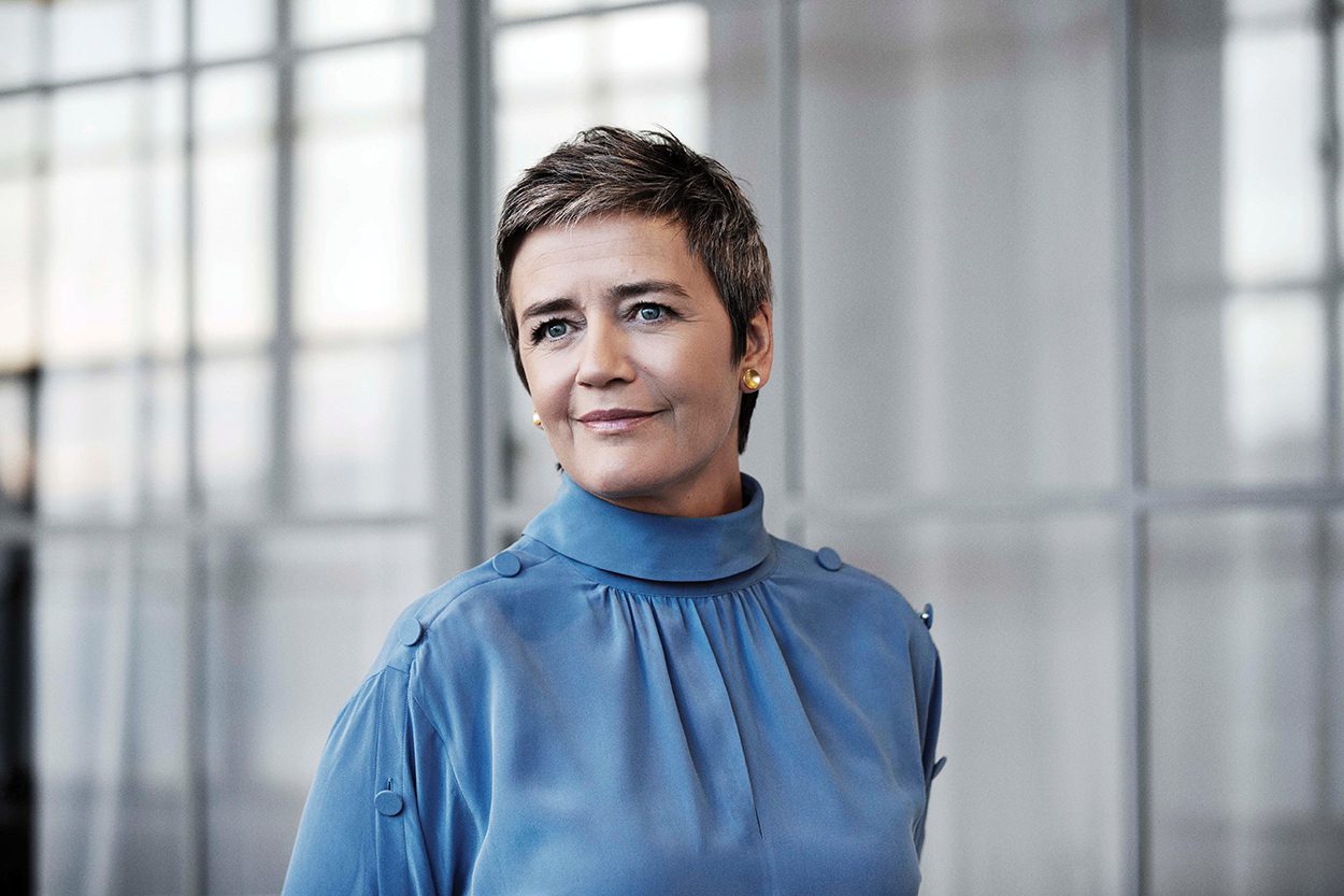 Η Margrethe Vestager σε πορτρέτο με μπλε μπλούζα