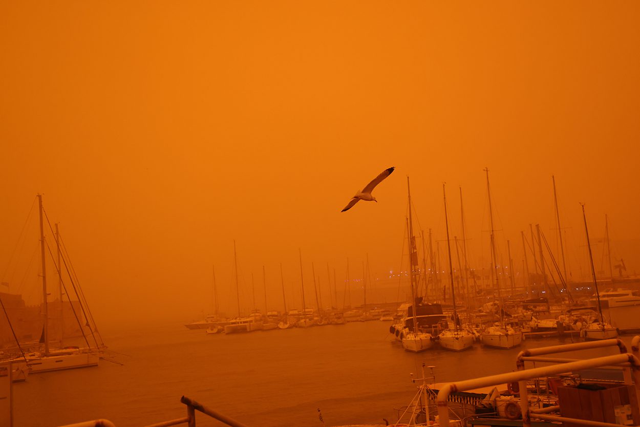 Η Κρήτη καλύπτεται από σκόνη της Σαχάρας.