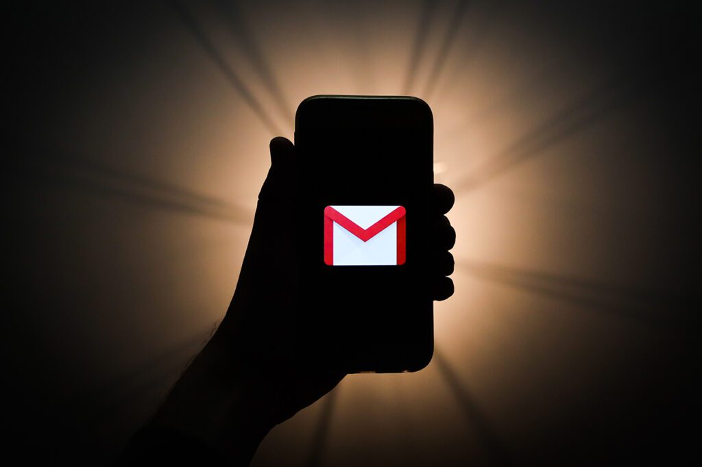 Tο λογότυπο του Gmail στην οθόνη ενός κινητού τηλεφώνου.