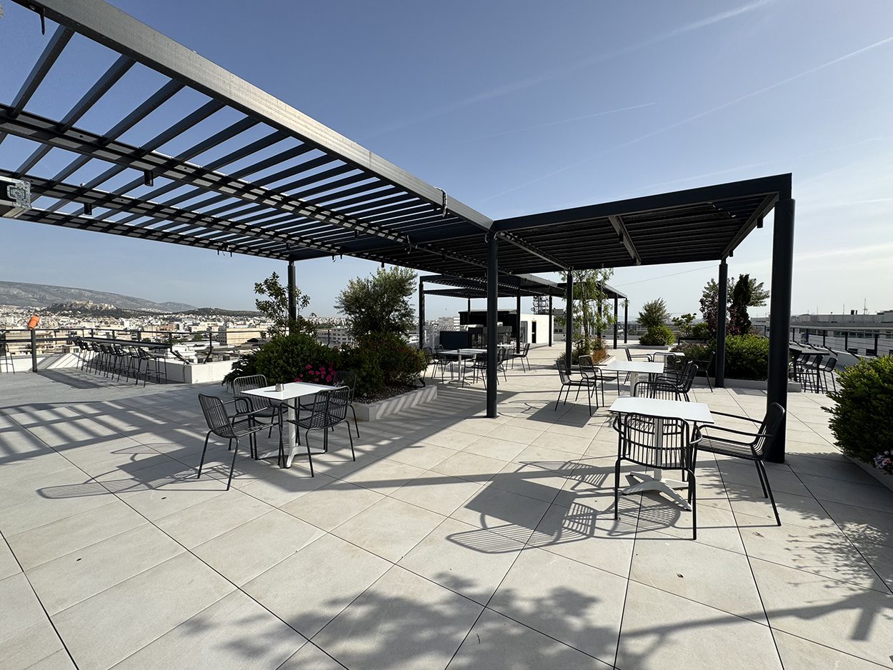 H ταράτσα των εγκαταστάσεων της obrela