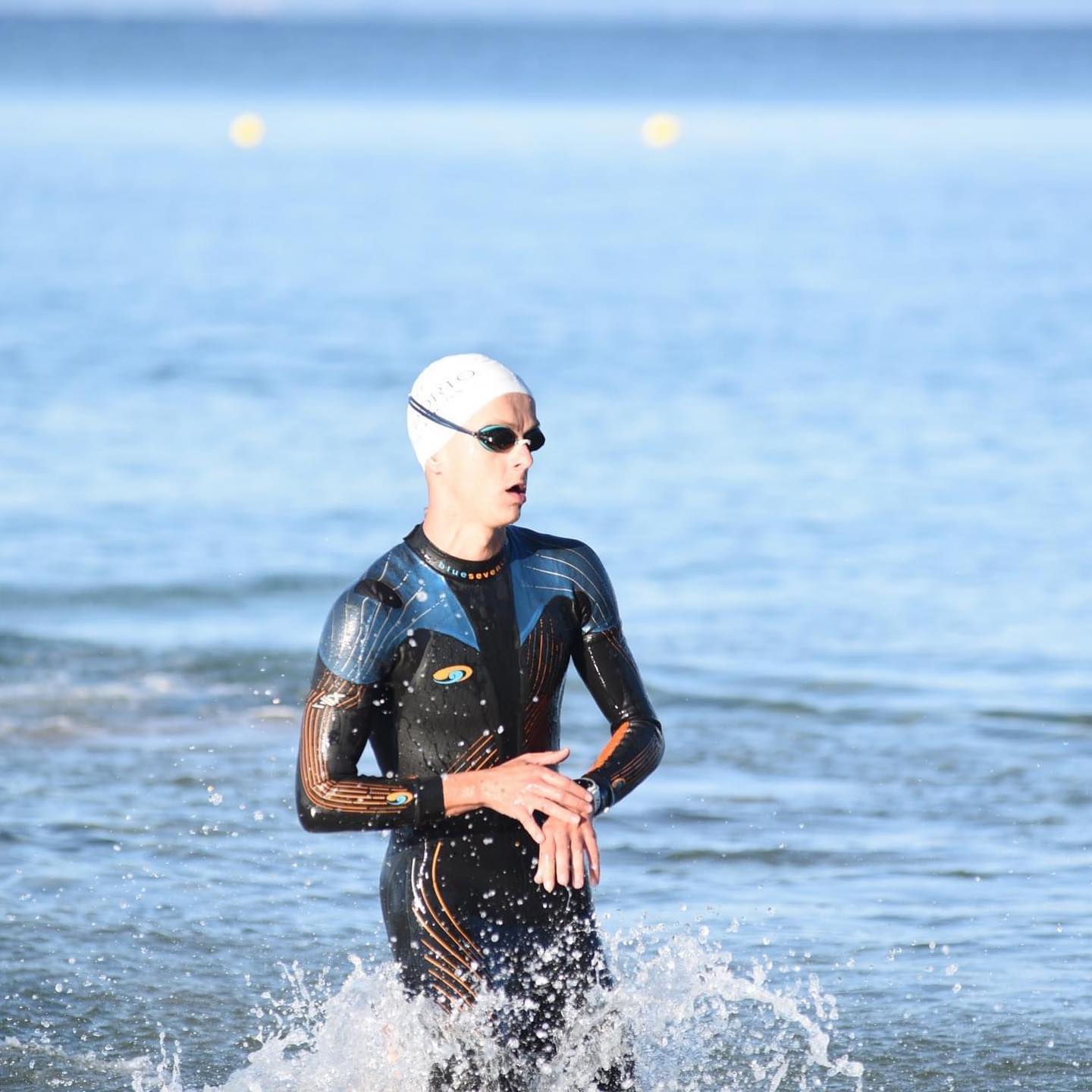 Ο Triathlon Johny με ειδική στολή βγαίνοντας από την θάλασσα κατά τη διάρκεια ενός αγώνα Iron Man