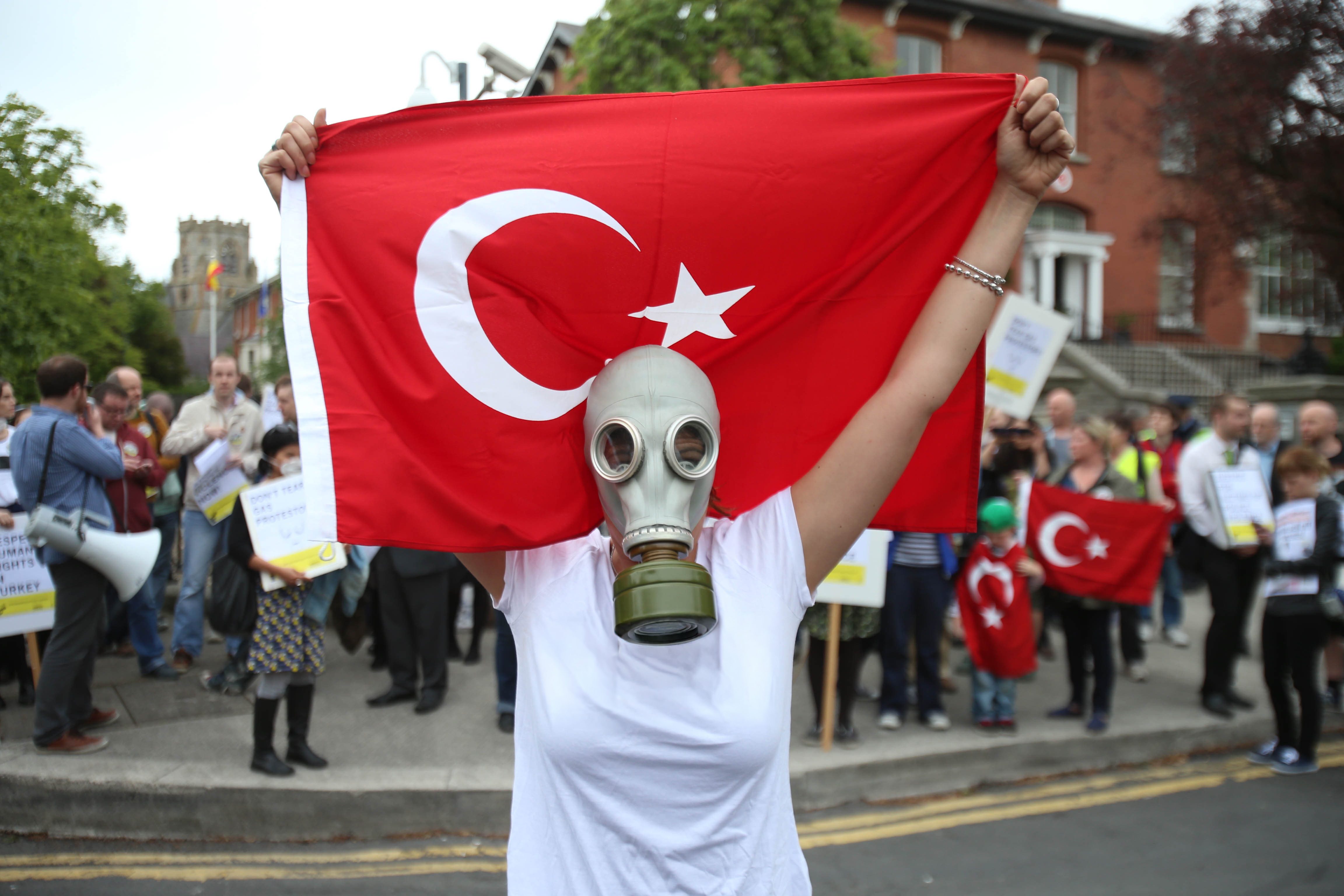 Μέλη της Διεθνούς Αμνηστίας Ιρλανδίας διαμαρτύρονται ενάντια στην αστυνομική βία έξω από την Τουρκική Πρεσβεία στο Μπόλσμπριτζ του Δουβλίνου.