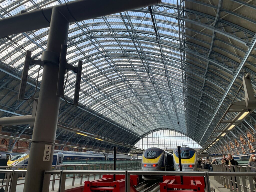 Στο σταθμό St Pancras, τα τρένα του Eurostar ενώνουν την Αγγλία με την ηπειρωτική Ευρώπη: Βρυξέλλες, Παρίσι, Ρότερνταμ μεταξύ άλλων.