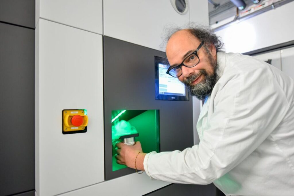 O Παναγιώτης Καστρίτης με το Hot4Cryo μικροσκόπιο