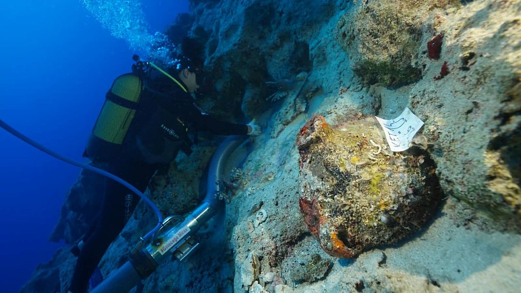 4,700-year-old amphorae discovered in underwater excavations off Turkiye's Antalya